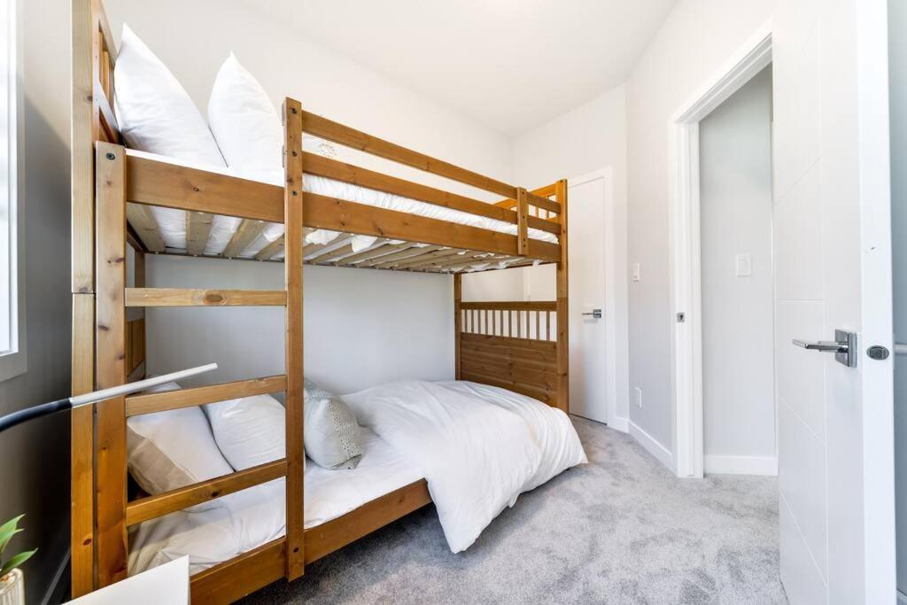 Modern Nordic Escape, 3Br Near Wem & Dt, Aircon & Fireplace, Wifi, Sleeps 6! Edmonton Exteriér fotografie